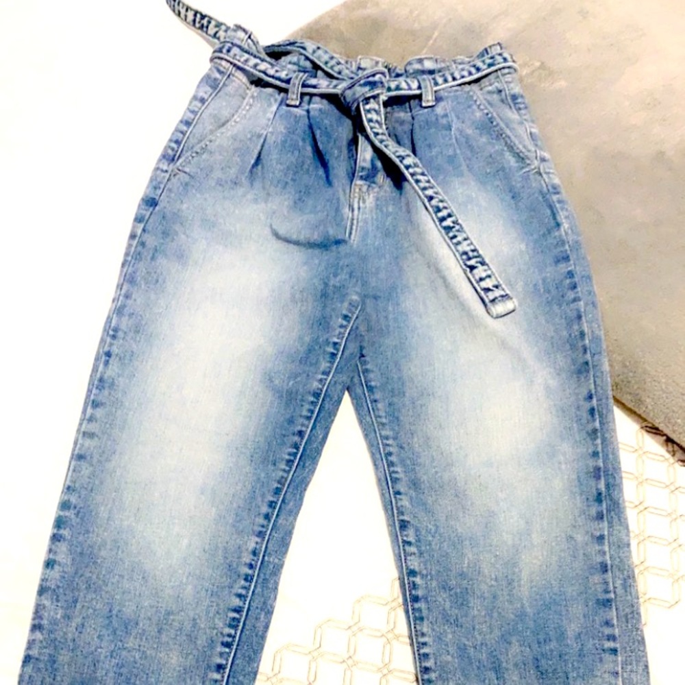 Sz 2 EUNINA pleated High Waisted zip front jeans with tied belt accent.